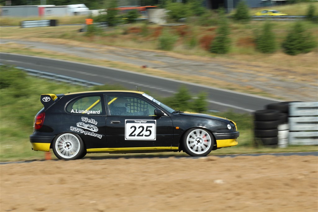 Anders Lundgaard er efter mange weekenders forsøg i Division 1, skiftet til Division 2, i håbet om at hans Toyota Corollas motor ikke skal pines helt så meget, for at kunne følge med konkurrenterne her, som den skulle tidligere. Han skal stadig lige lære at køre bilen med lidt færre hestekræfter, men er allerede godt på vej.
(Foto: JJ Media)